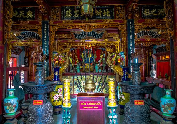 quan-thanh-temple-hanoi-vietnam-2